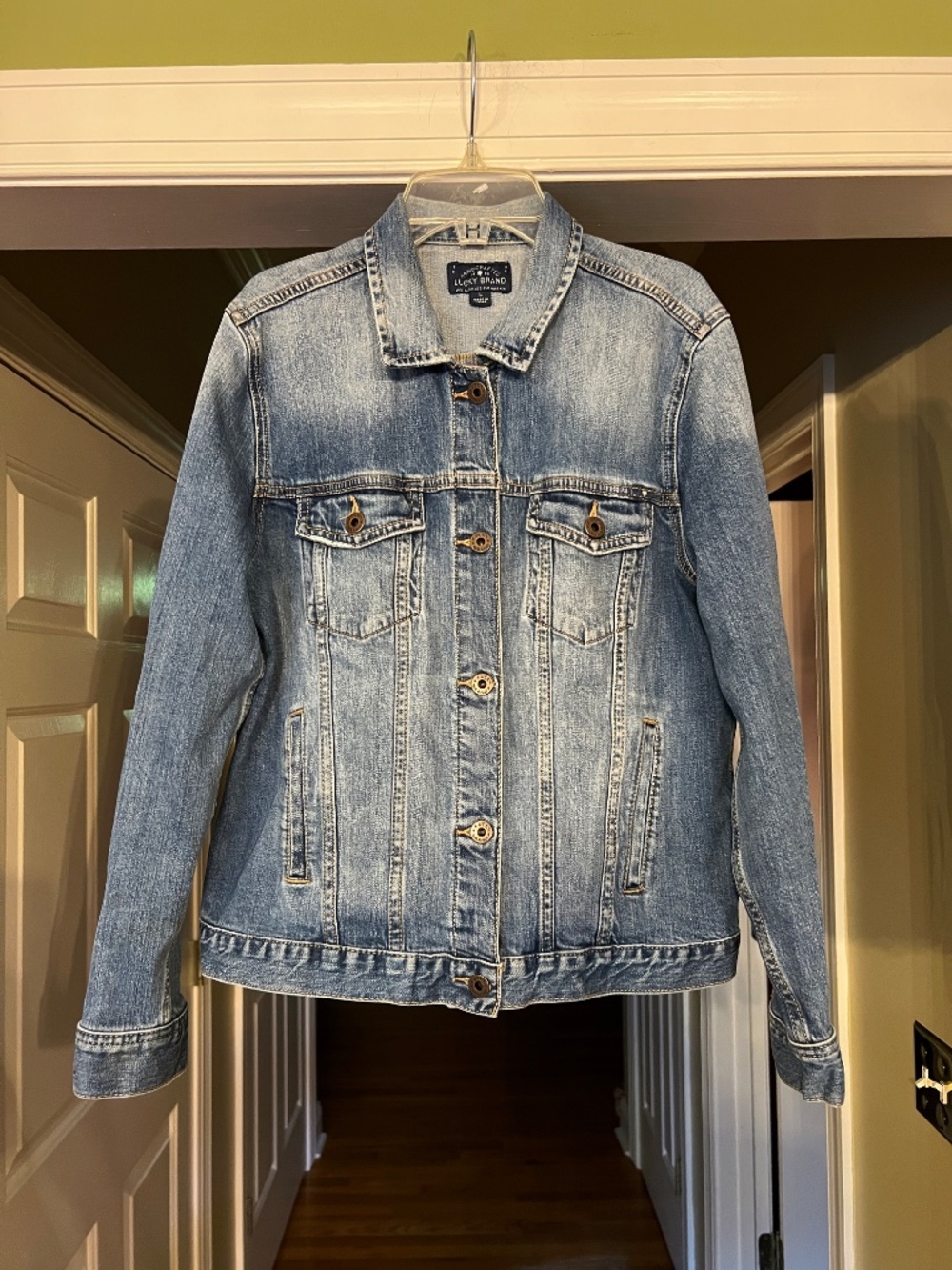 EUC Women's Lucky Brand Classic Denim Trucker Style Jean Jacket Size LARGE - Picture 2 of 2